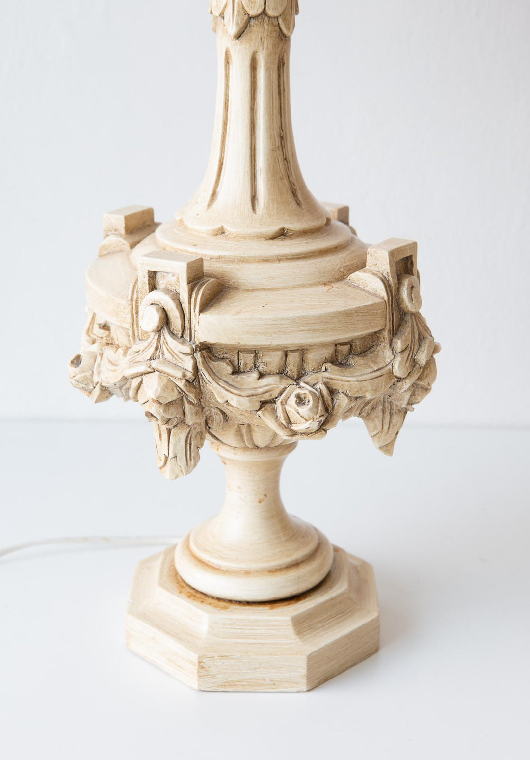 Lámparas de mesa blancas españolas madera tallada y lacada