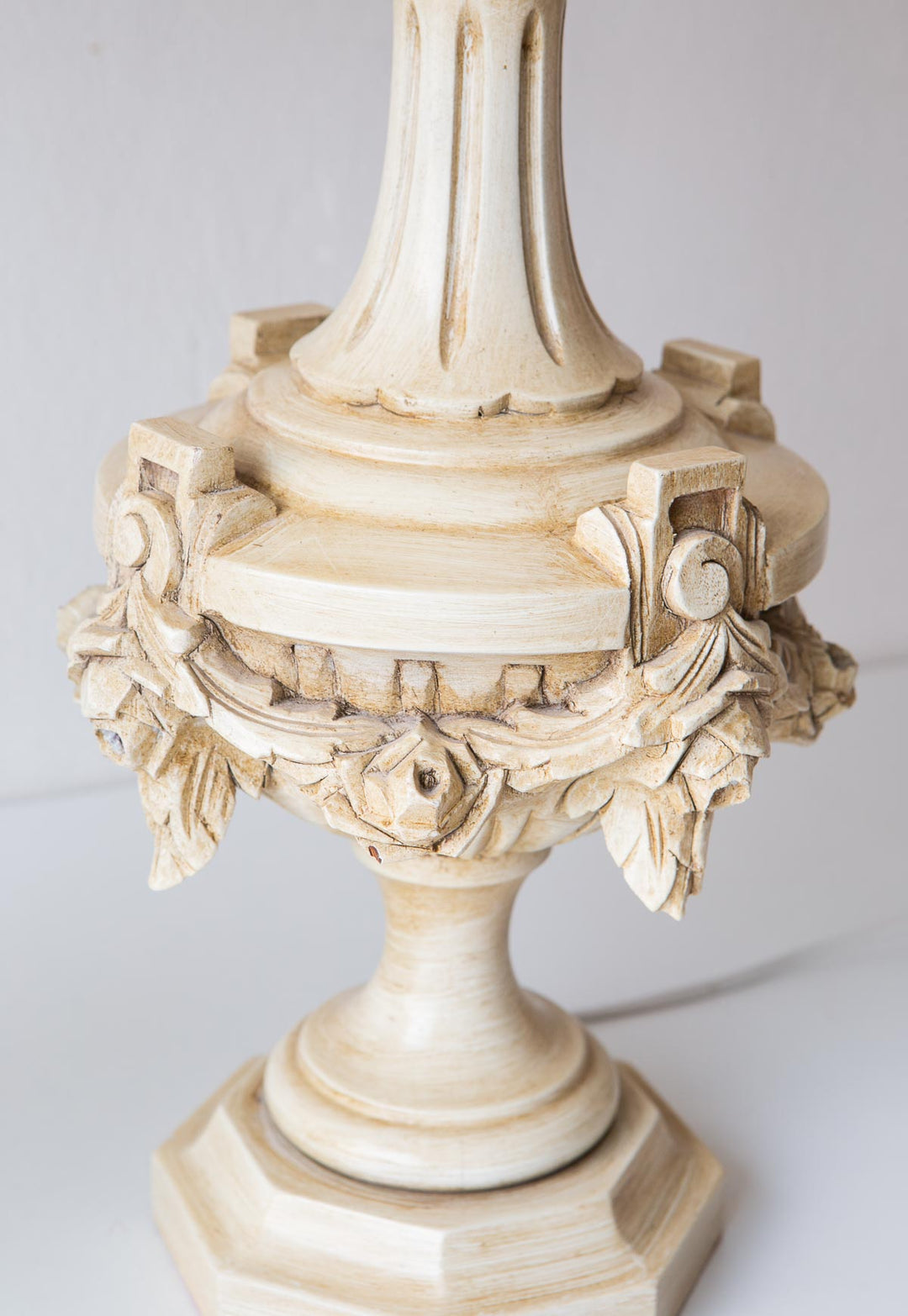 Lámparas de mesa blancas españolas madera tallada y lacada