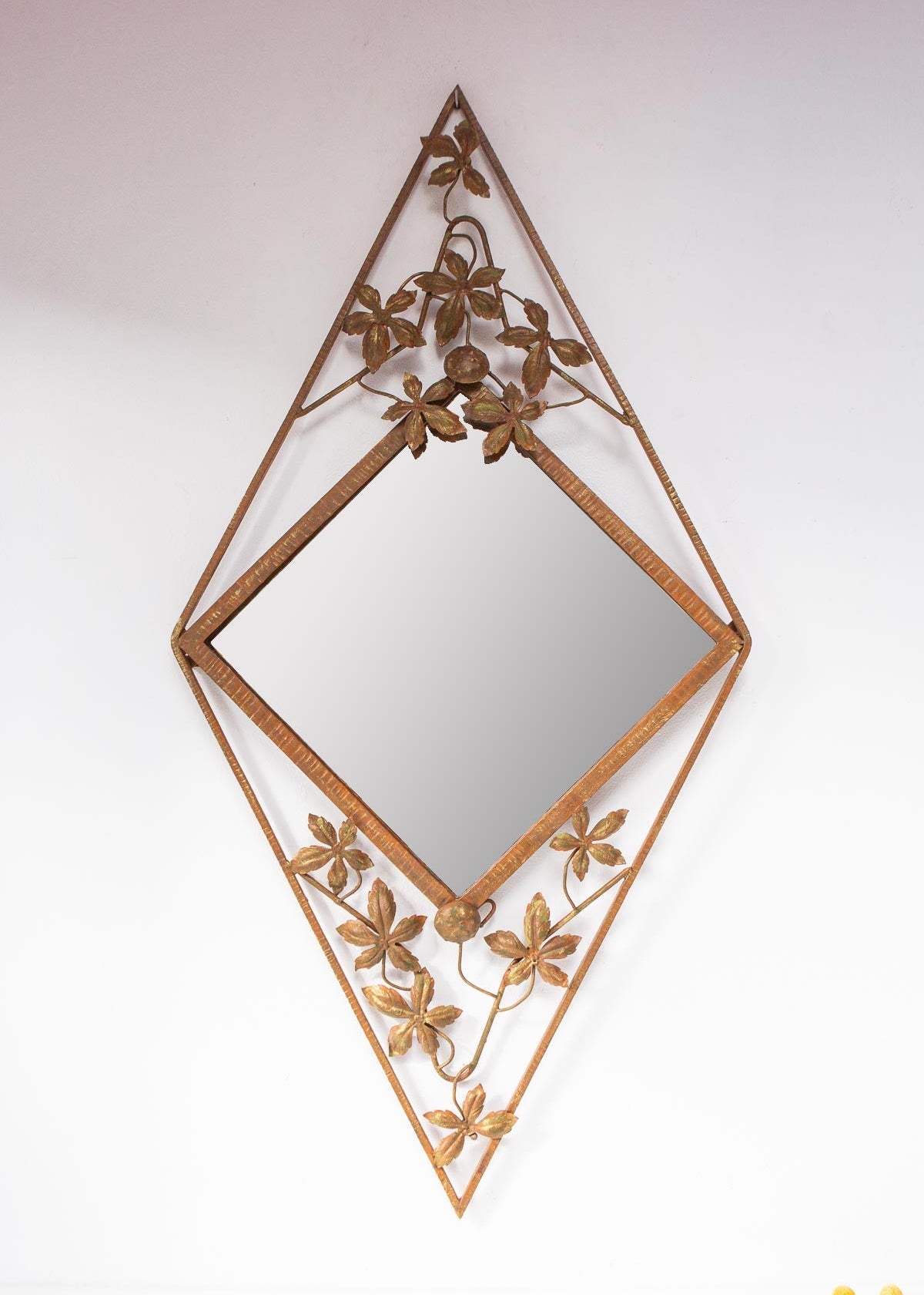 Antiguo espejo art decó francés romboidal hierro c. 1930s (102 cm