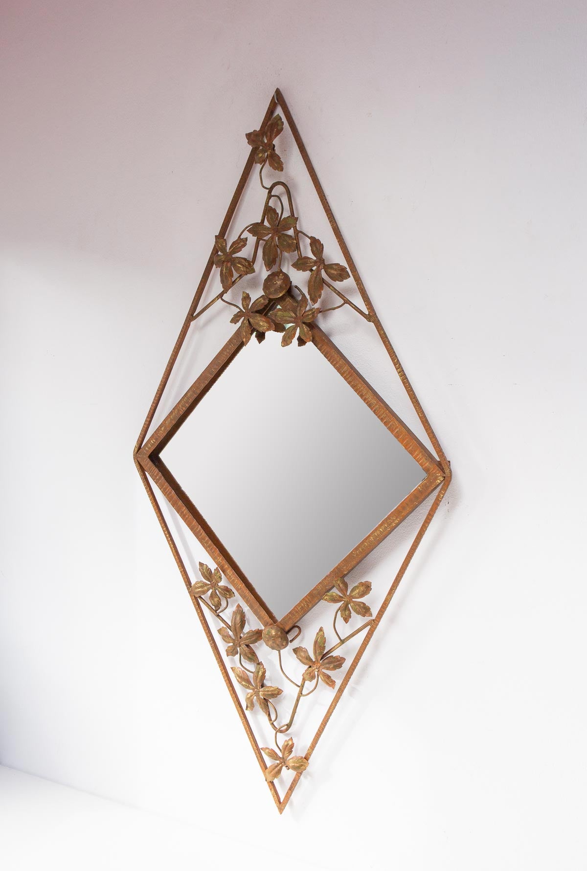 Antiguo espejo art decó francés romboidal hierro c. 1930s (102 cm
