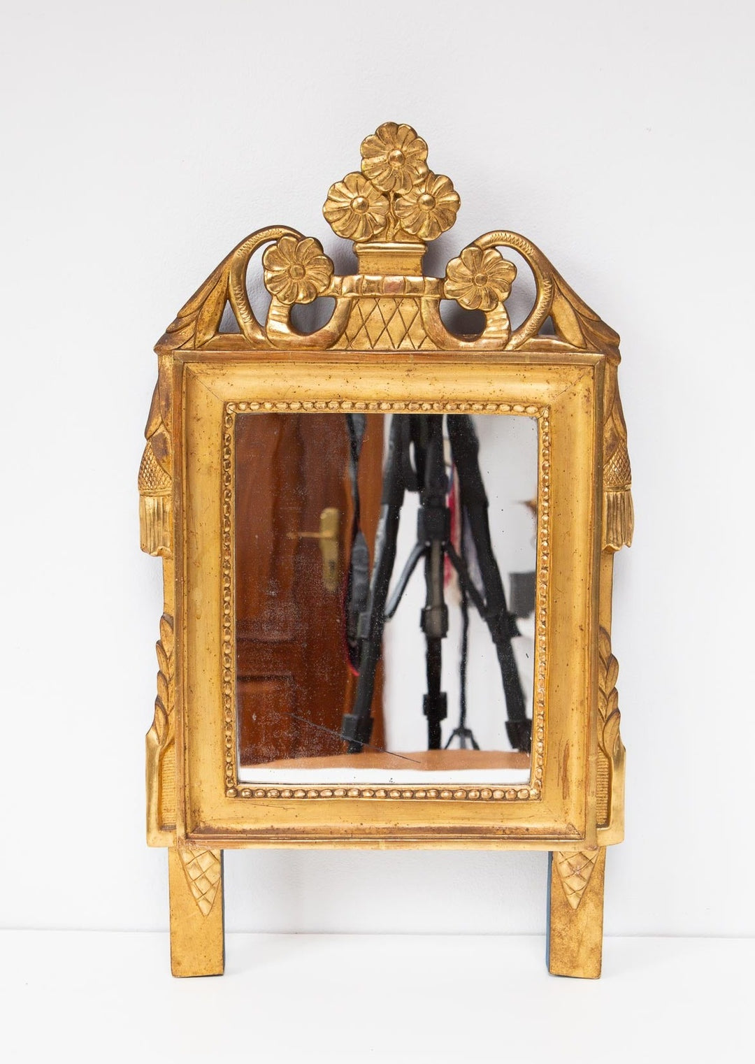 antiguo Espejo francés dorado con copete estilo Luis XVI s. XIX