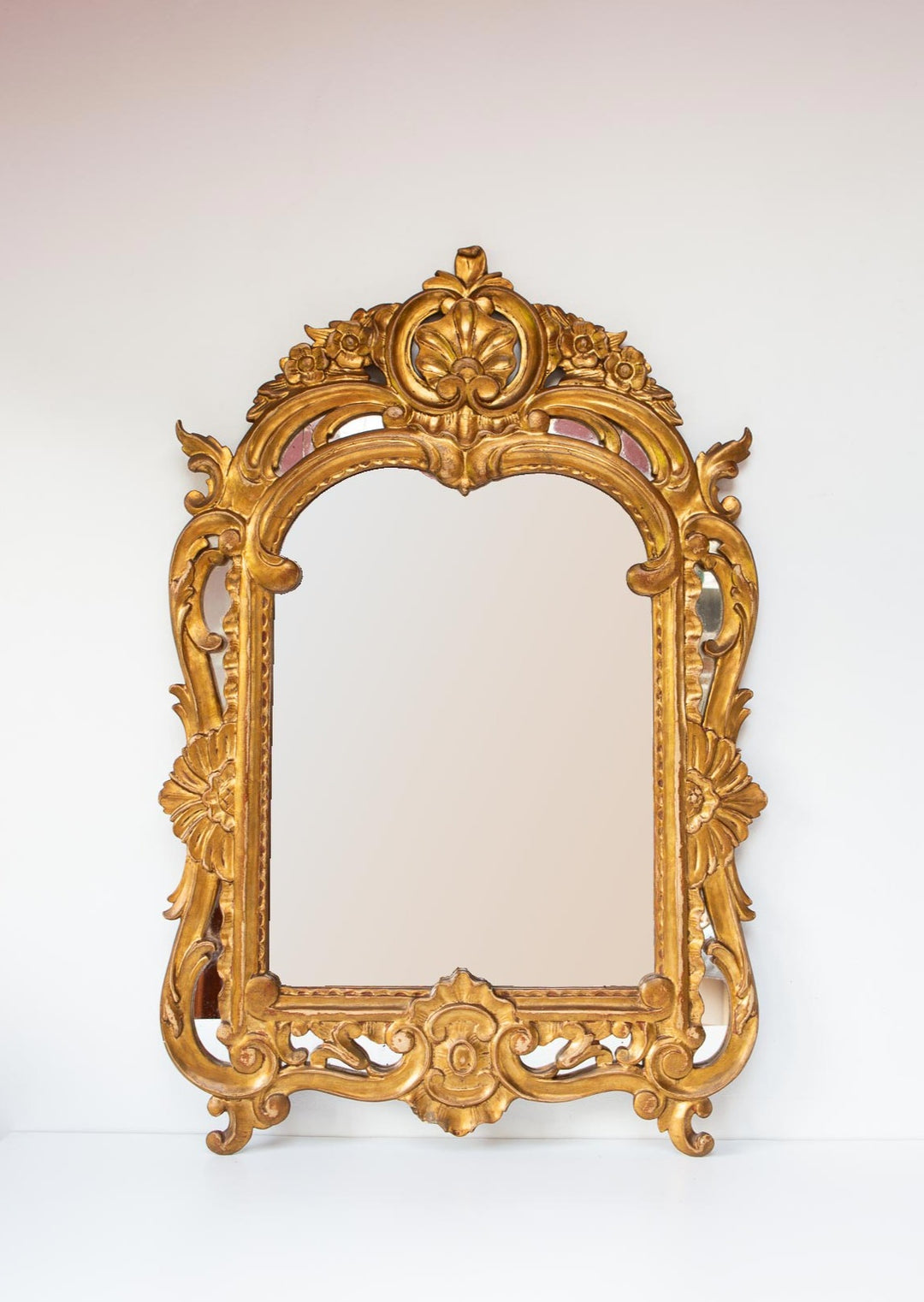 Antiguo espejo dorado francés estilo barroco