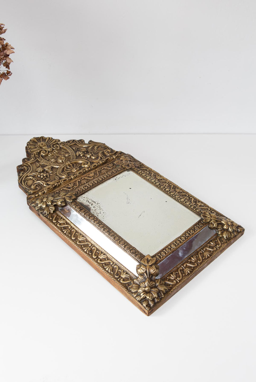 Antiguo espejo frances con copete laton repujado s. xix antique french mirror