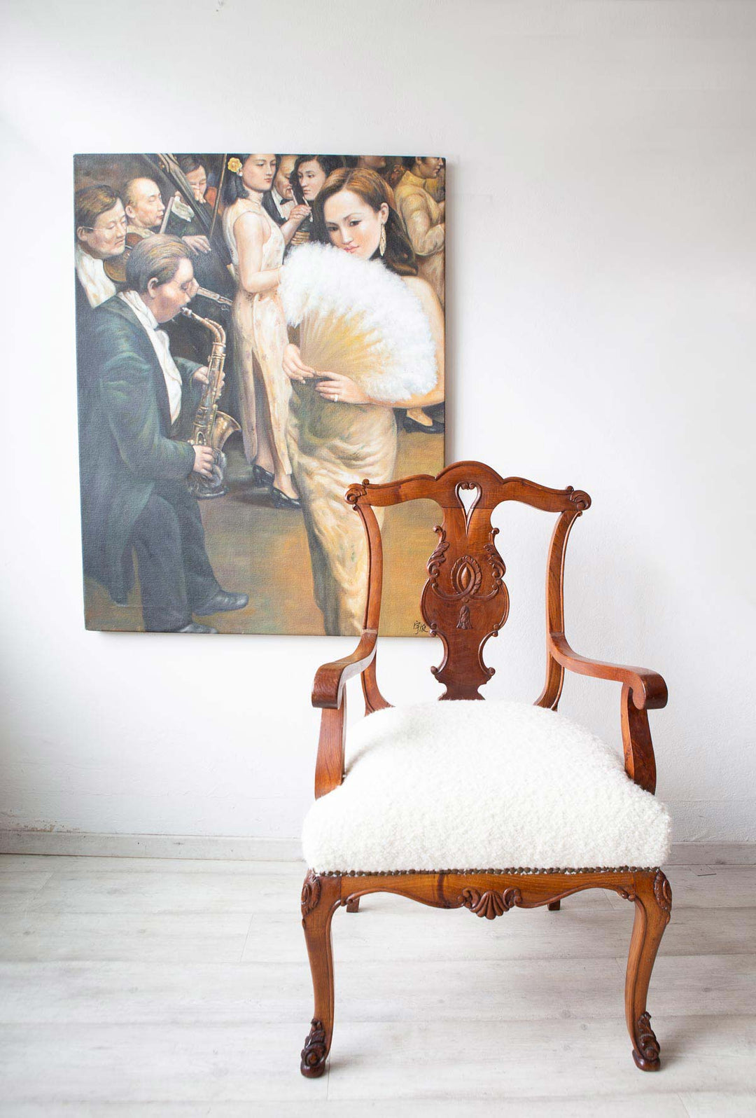 Gran butaca castaño tallado tapizada rizo blanco (105 cm)