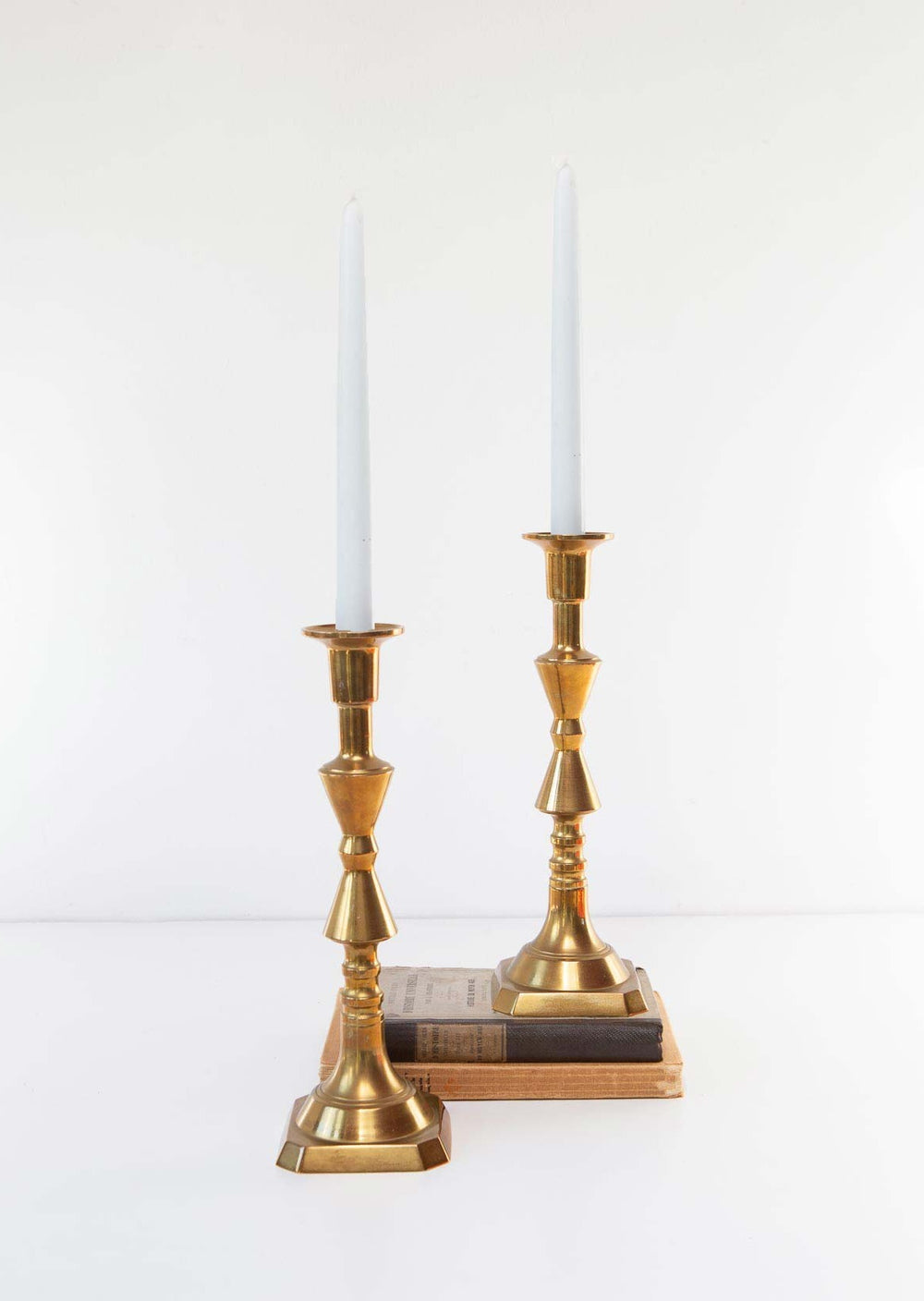 Pareja candeleros suecos latón dorado (27 cm)