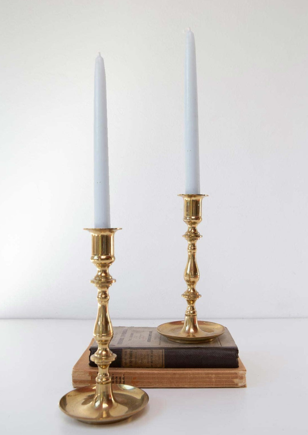 pareja antiguos candeleros suecos laton dorado pair of antique swedish candlesticks