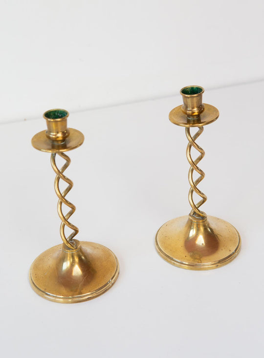 Pareja candeleros suecos latón dorado con espirales antiguos candelabros antique swedish candlesticks