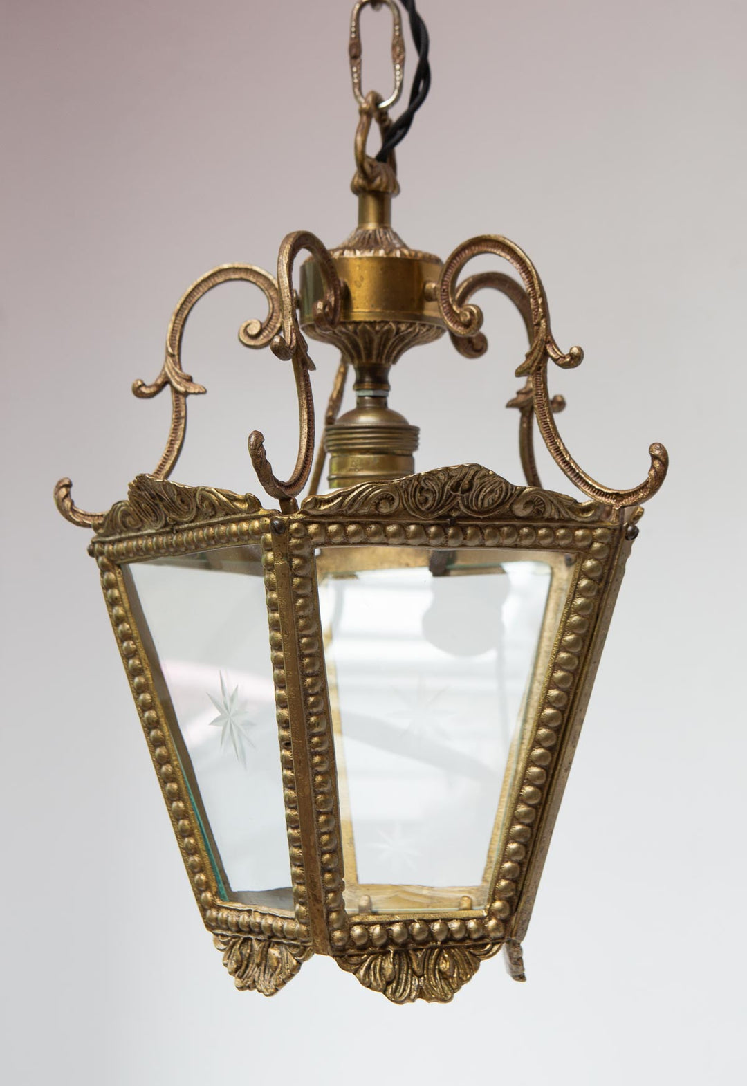 Antiguo farol bronce y cristales con estrella (24 cm)