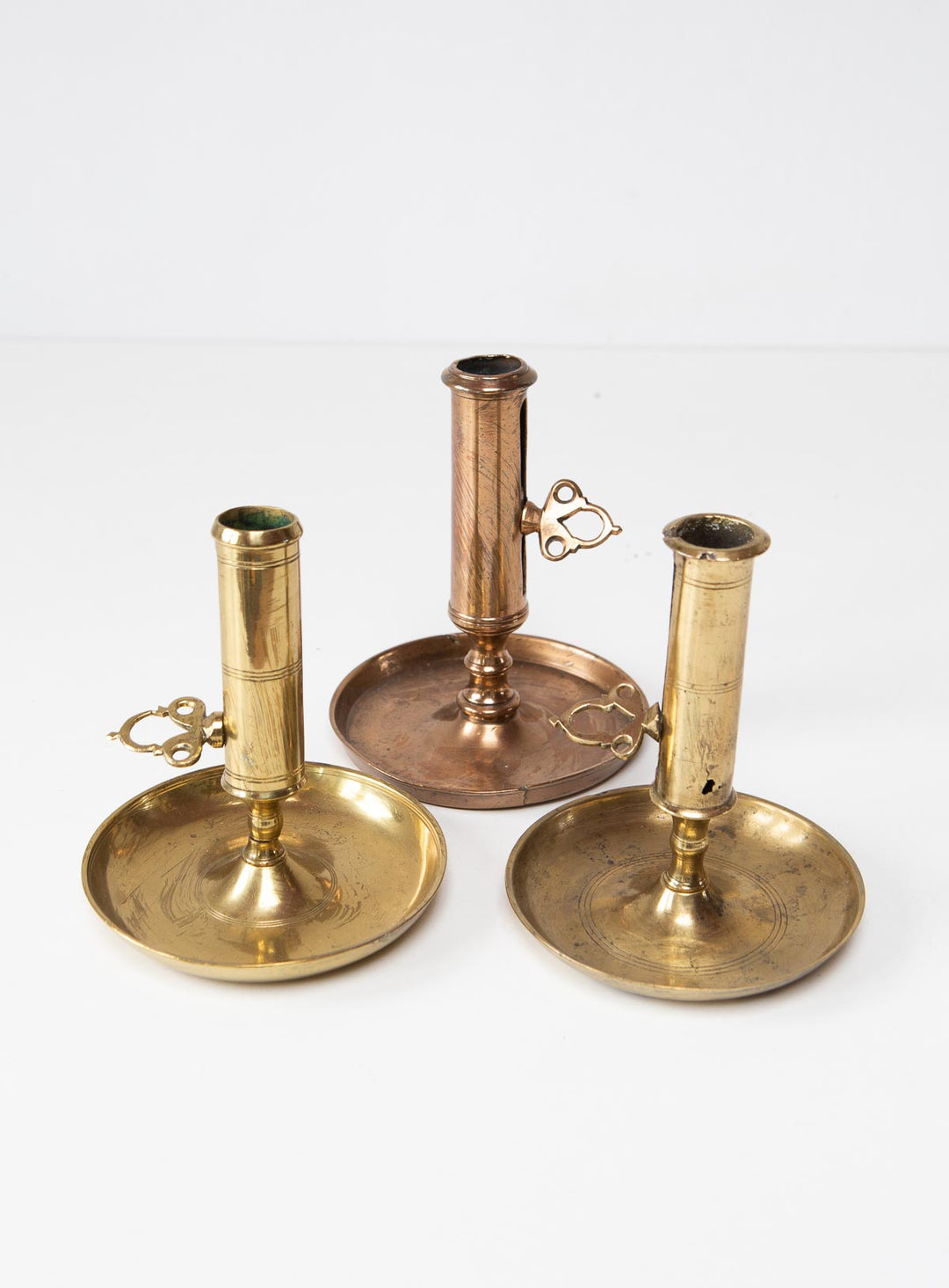 Juego 3 antiguos candeleros suecos latón y cobre s. XIX set of antique swedish candlesticks