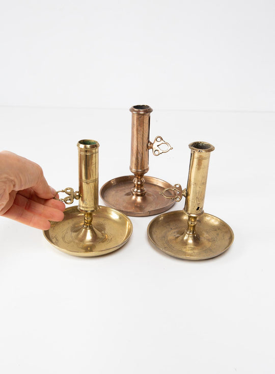 Juego 3 antiguos candeleros suecos latón y cobre s. XIX set of antique swedish candlesticks