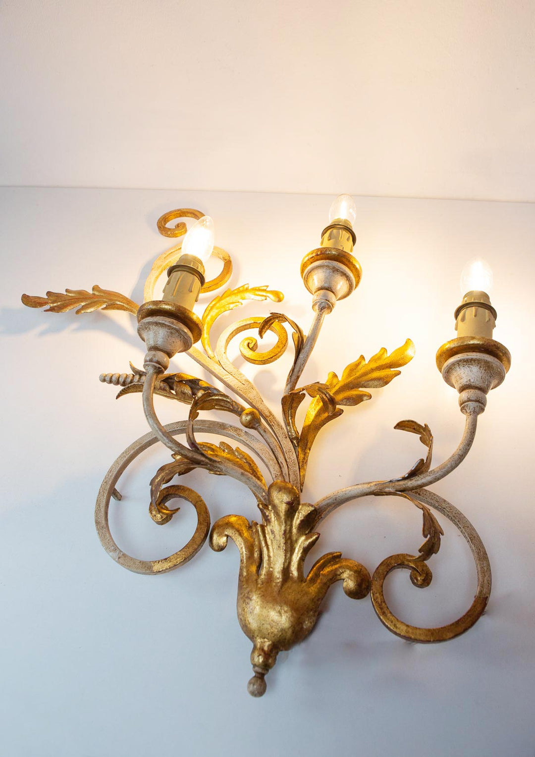 gran aplique italiano hierro y metal beige hojas doradas vintage applique sconce