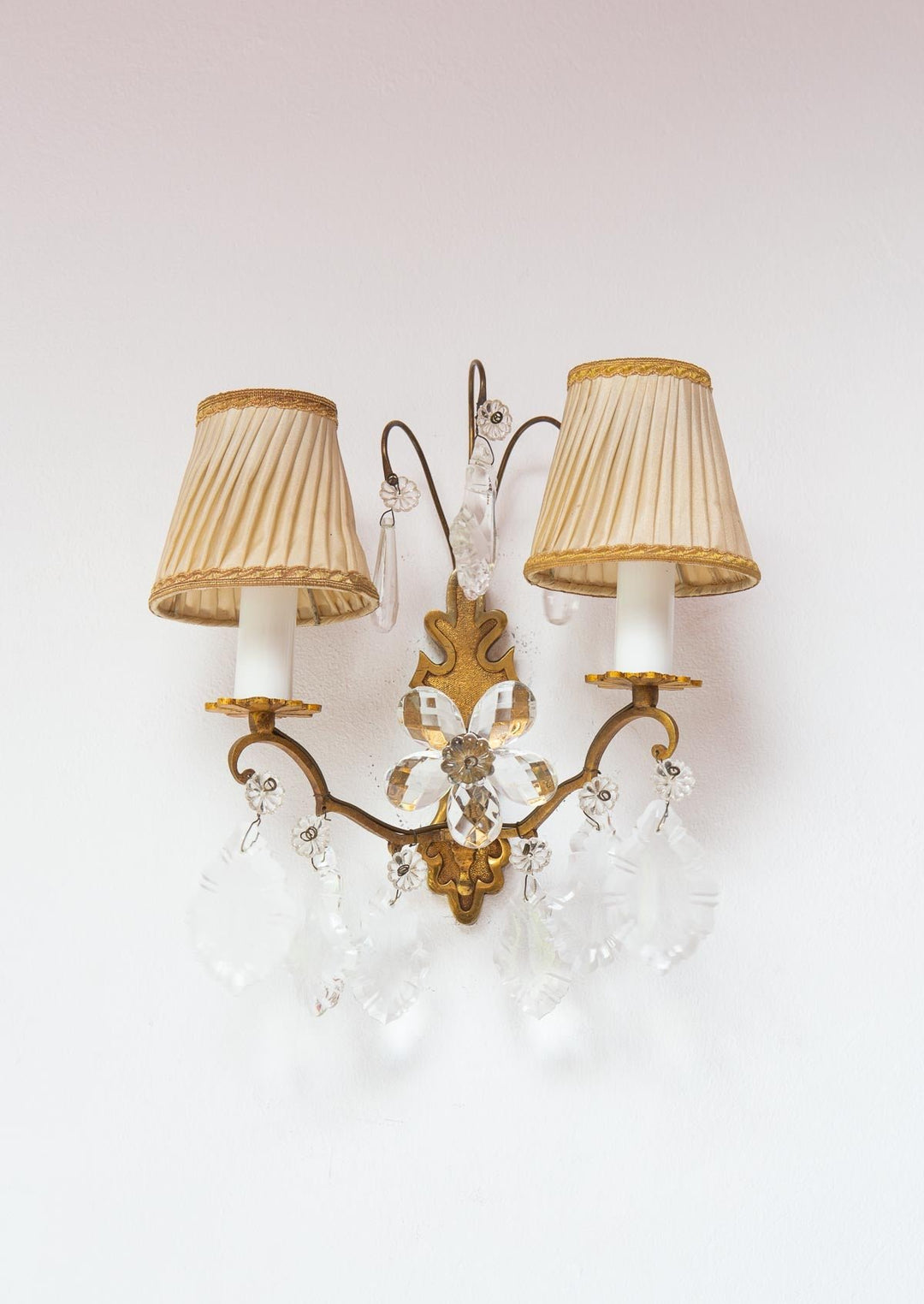 pareja antiguos apliques de pared franceses laton y lagrimas cristal