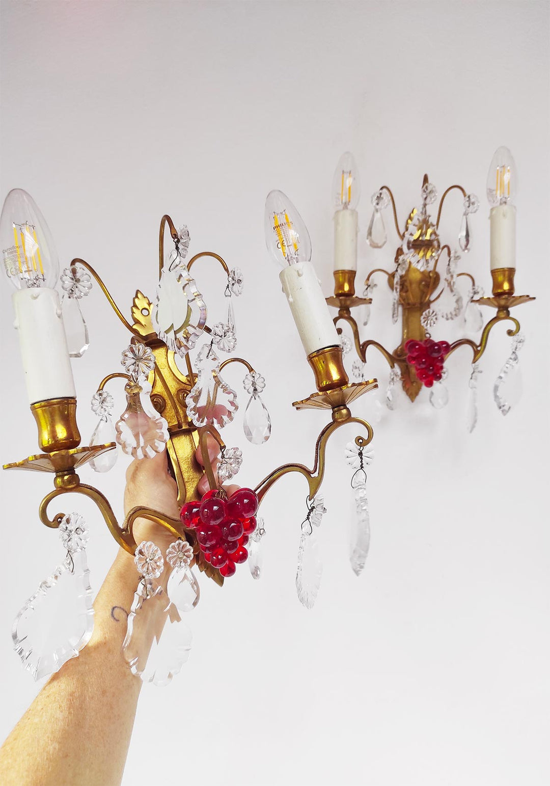 pareja apliques bronce dorado con racimo uvas cristal rojo