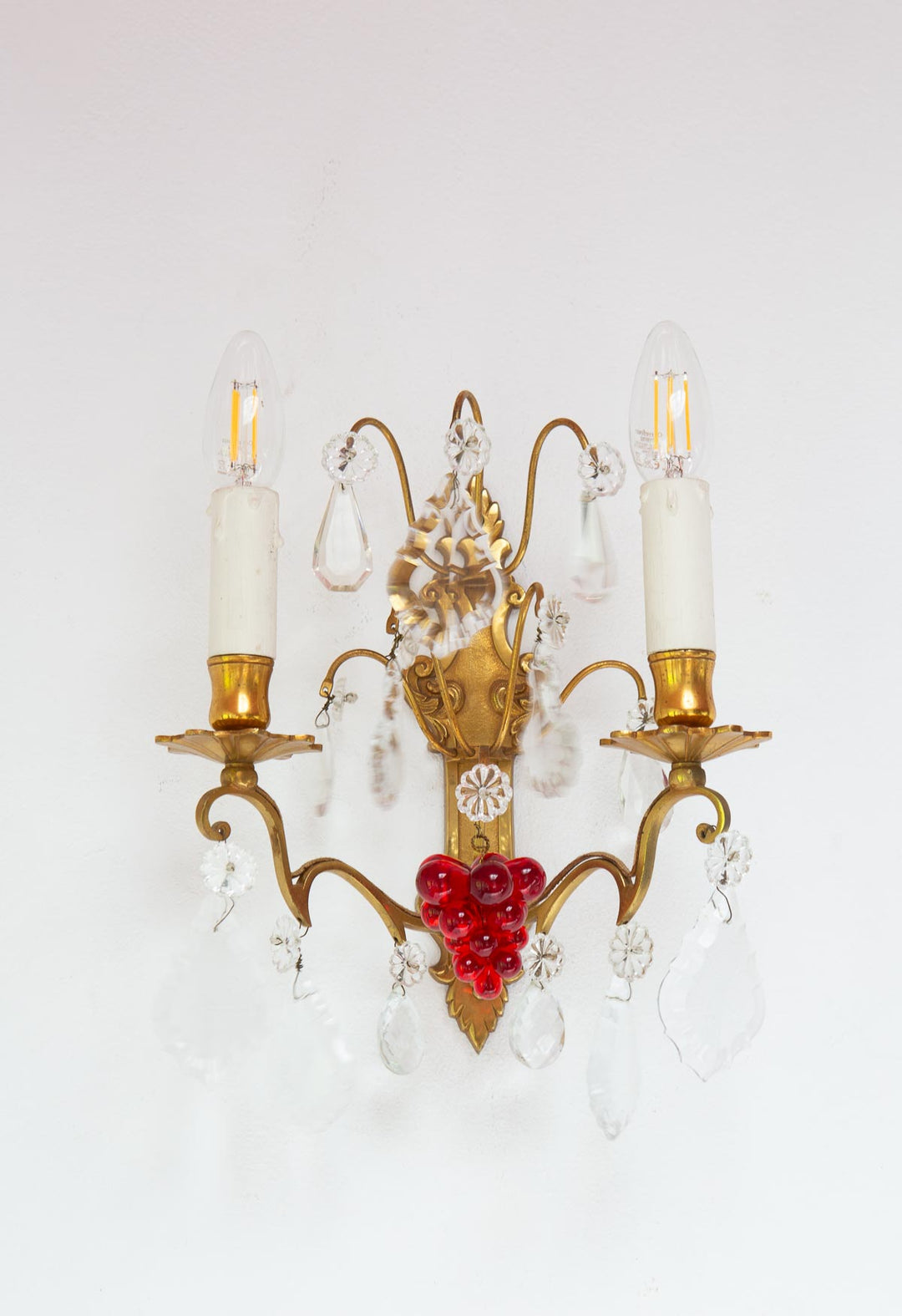 Pareja de apliques de bronce franceses con racimo cristal rojo
