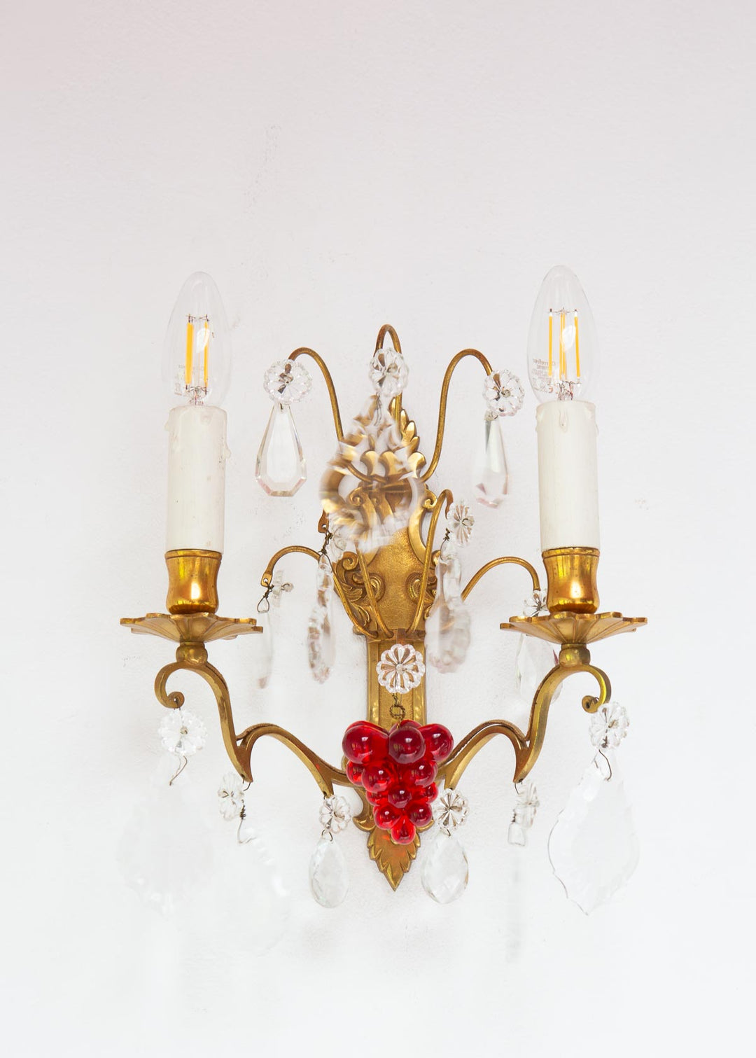 Pareja de apliques de bronce franceses con racimo cristal rojo