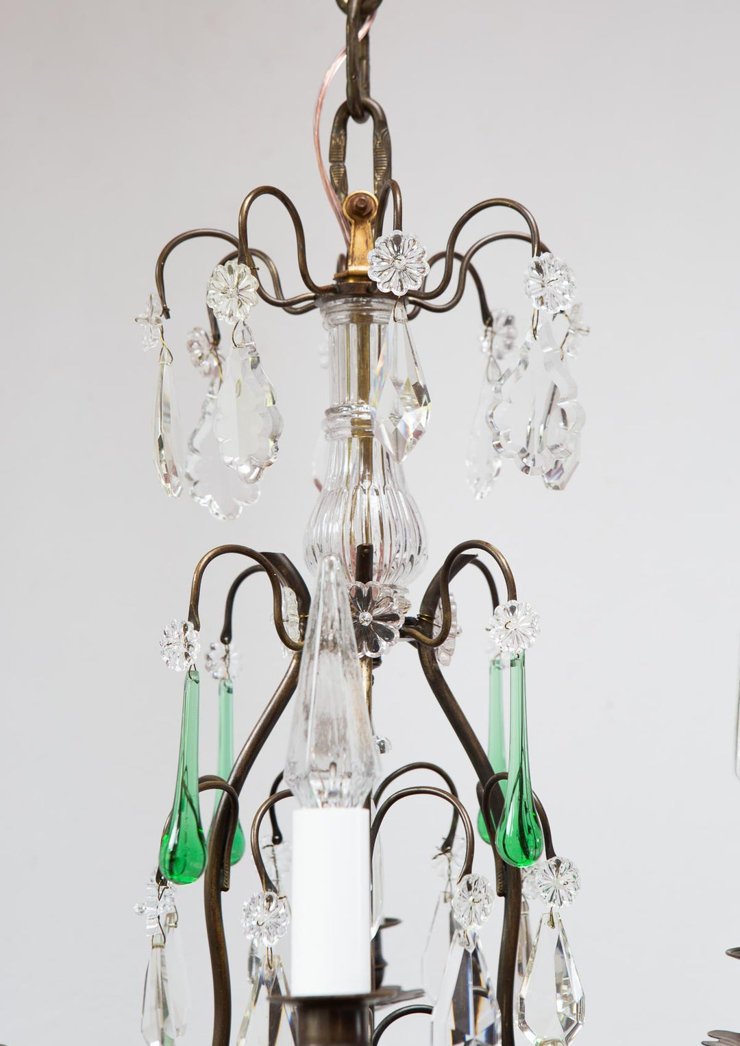Chandelier francés latón pátina oscura cristales verdes c. 1920s (40 cm)