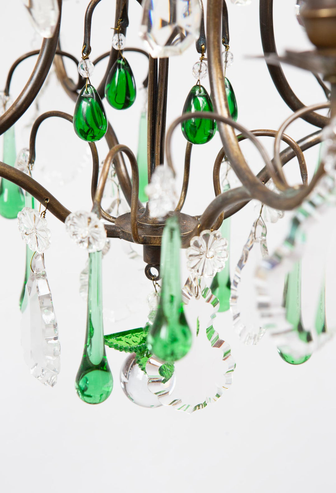 Chandelier francés latón pátina oscura cristales verdes c. 1920s (40 cm)