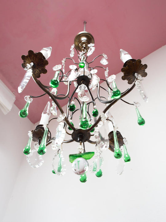 Chandelier francés latón pátina oscura cristales verdes c. 1920s (40 cm)