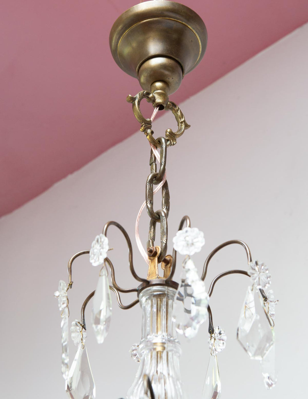 Chandelier francés latón pátina oscura cristales verdes c. 1920s (40 cm)