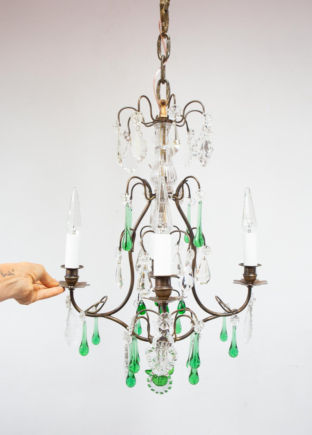 Chandelier francés latón pátina oscura cristales verdes c. 1920s (40 cm)