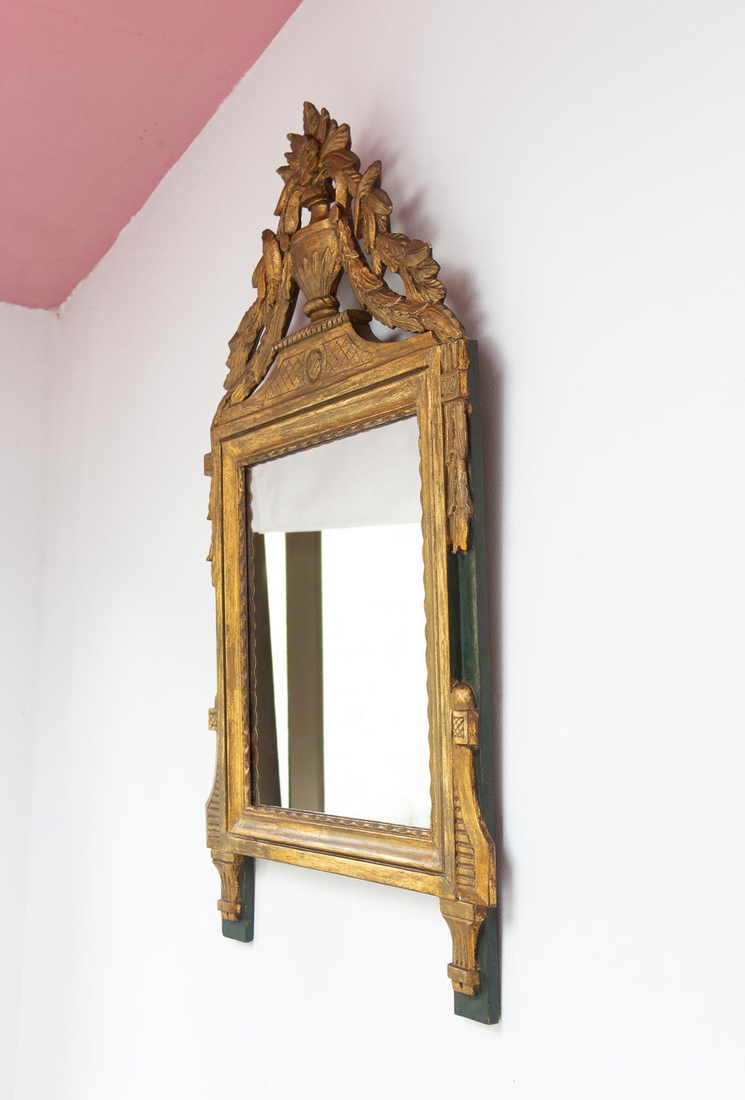 Espejo dorado francés con copete estilo Louis XVI (80*48 cm)