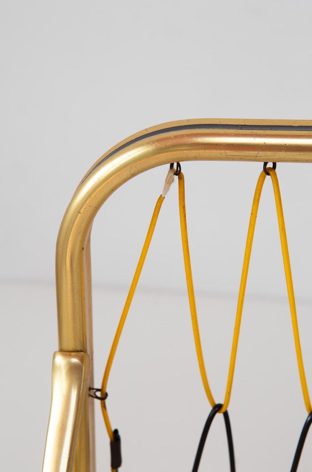 Perchero de pared con estante aluminio dorado años 50