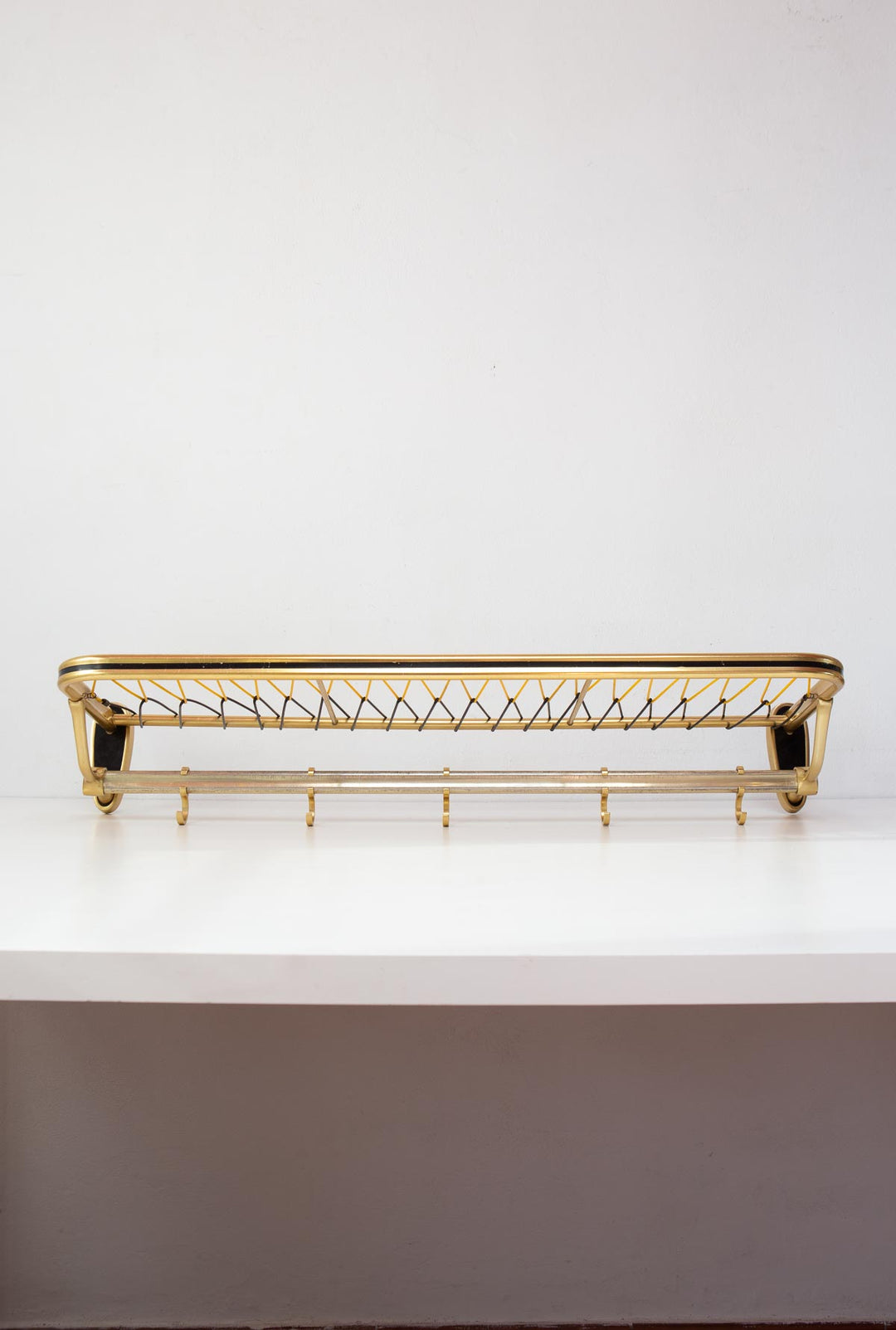 perchero pared aluminio dorado vintage con estante wall rack