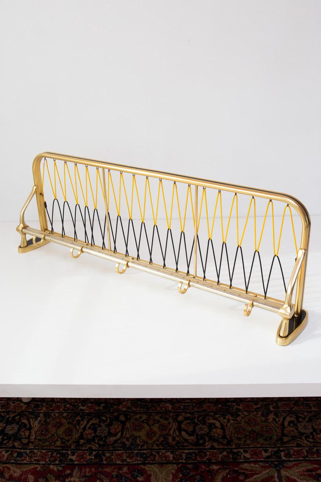 perchero pared aluminio dorado vintage con estante wall rack