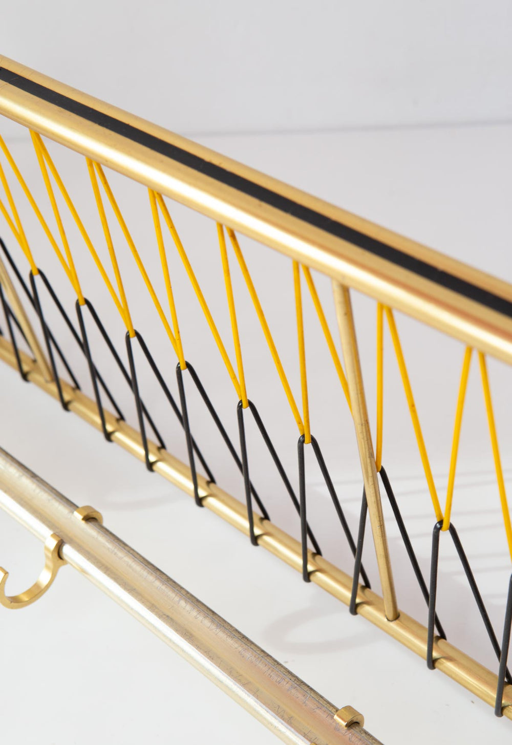 perchero pared aluminio dorado vintage con estante wall rack