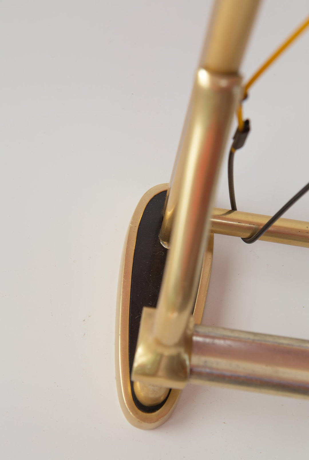 perchero pared aluminio dorado vintage con estante wall rack