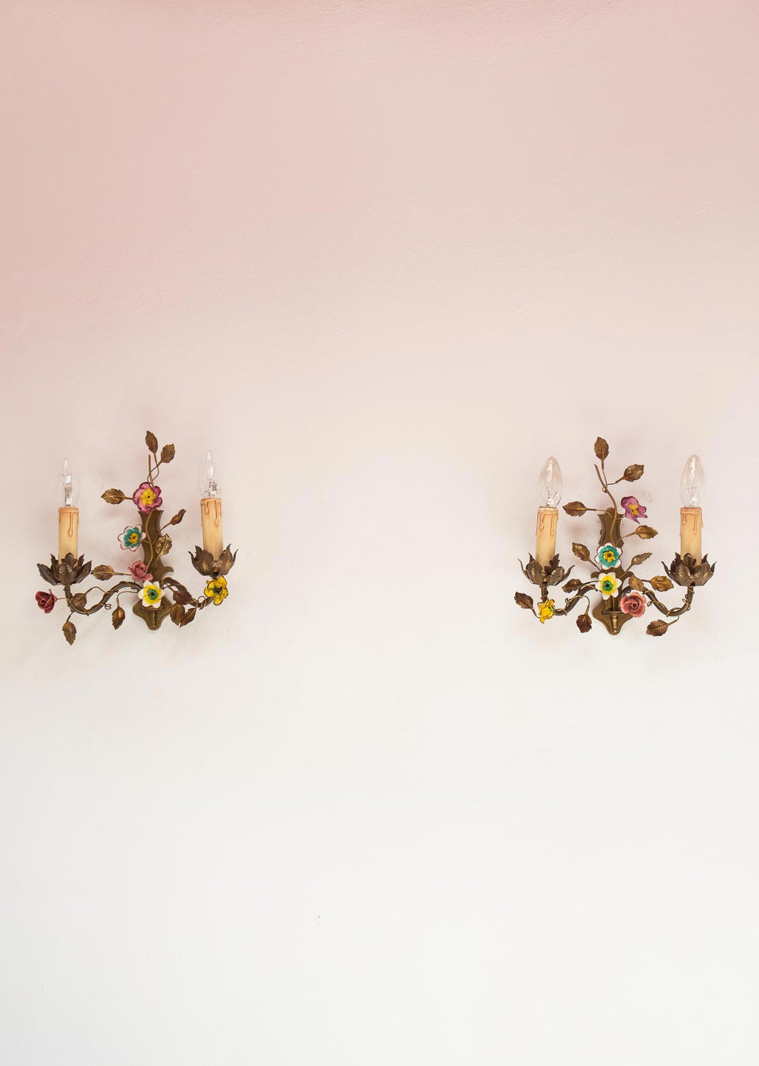 pareja apliques latón y metal franceses flores de porcelana antiguos pair of french wall light