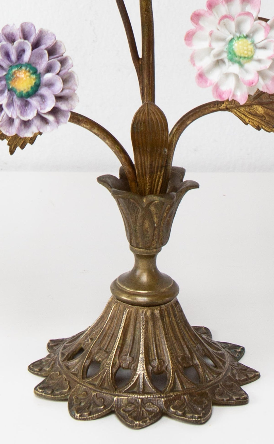 Antiguo candelabro bronce francés flores porcelana s. XIX (39 cm)