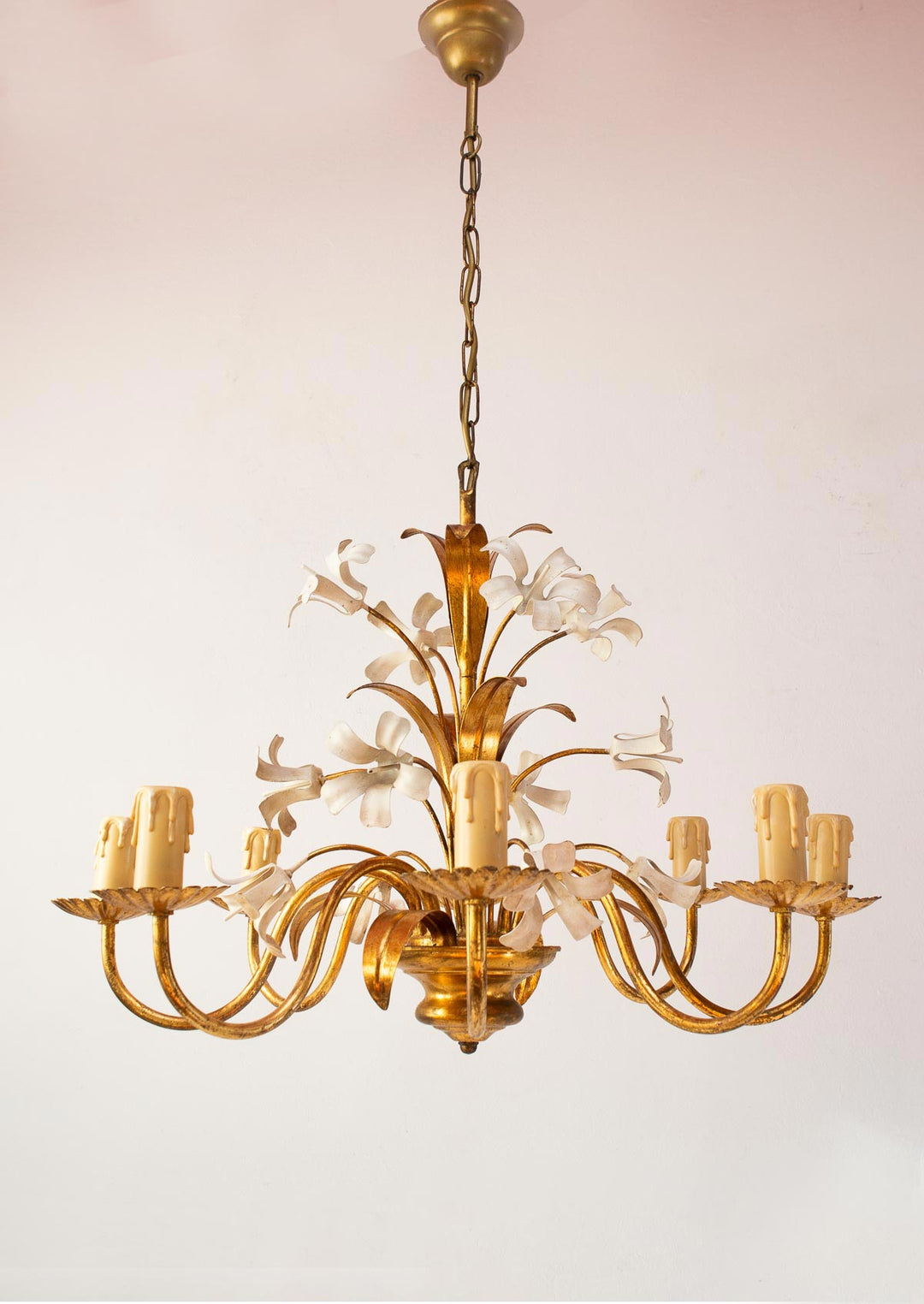 lámpara techo italiana metal dorado flores blancas italian chandelier