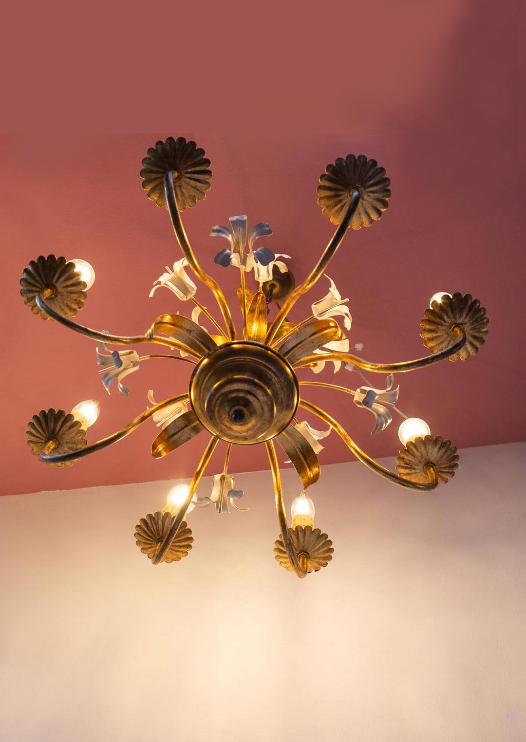 Gran lámpara de techo italiana metal dorado y flores blancas (⌀ 60 cm)