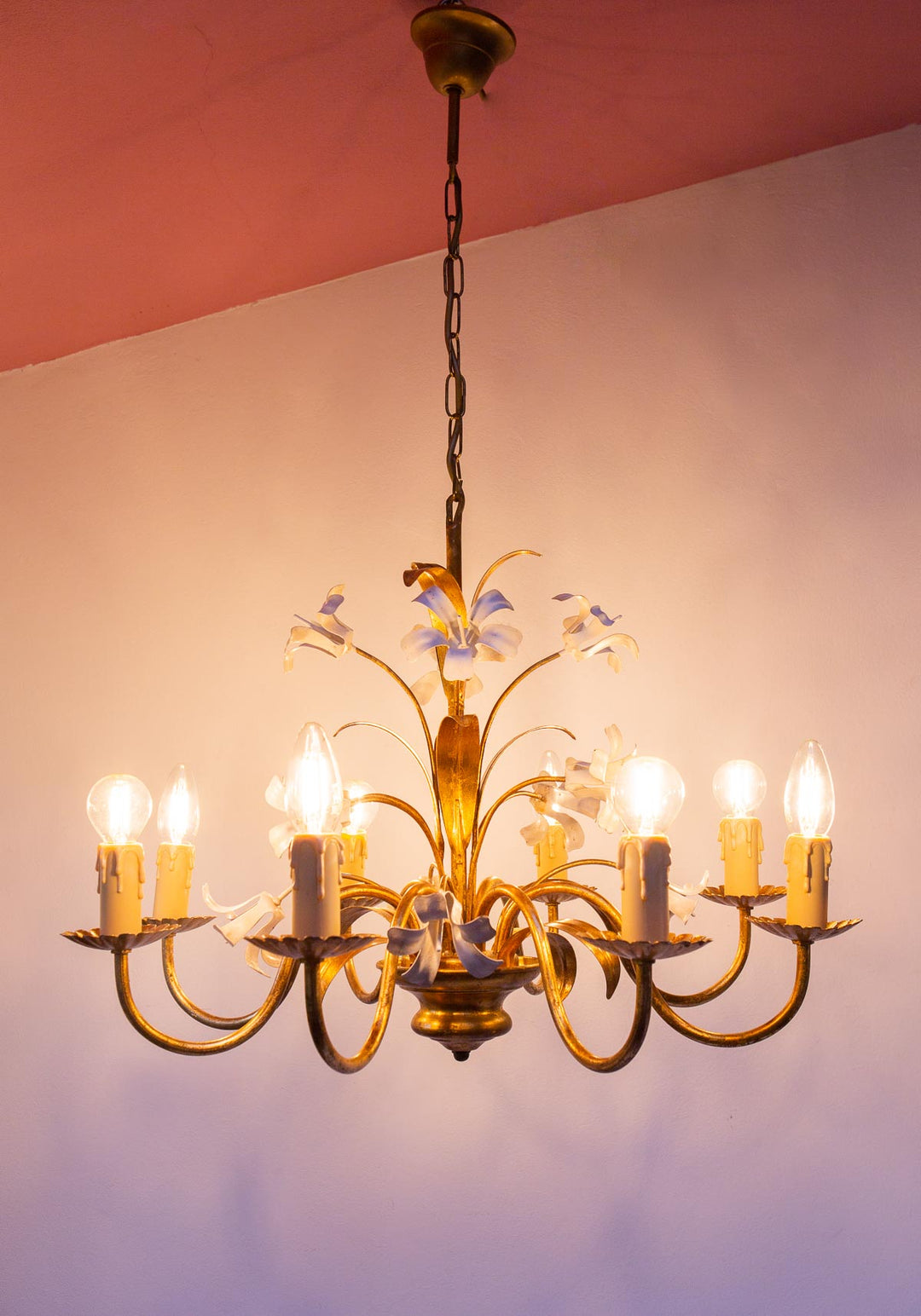 Gran lámpara de techo italiana metal dorado y flores blancas (⌀ 60 cm)