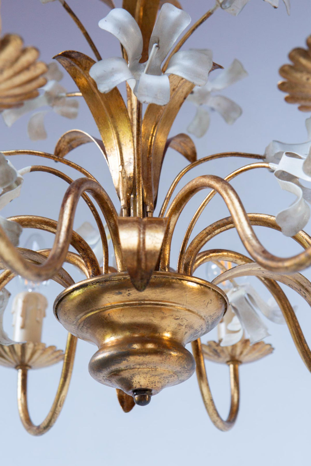 Gran lámpara de techo italiana metal dorado y flores blancas (⌀ 60 cm)