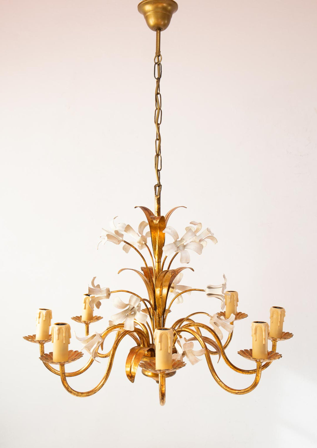 Gran lámpara de techo italiana metal dorado y flores blancas (⌀ 60 cm)