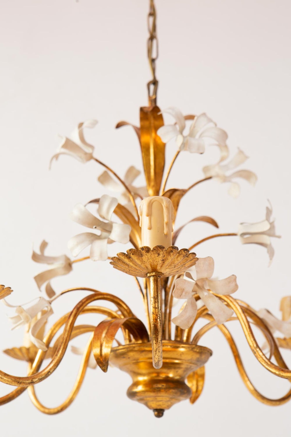 lámpara techo italiana metal dorado flores blancas italian chandelier