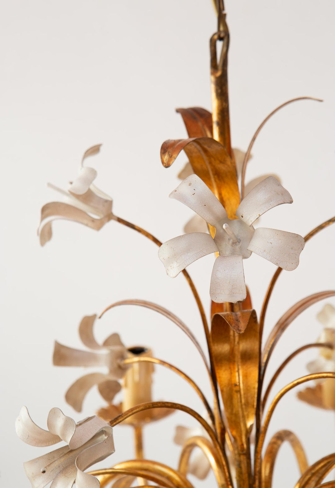 Gran lámpara de techo italiana metal dorado y flores blancas (⌀ 60 cm)