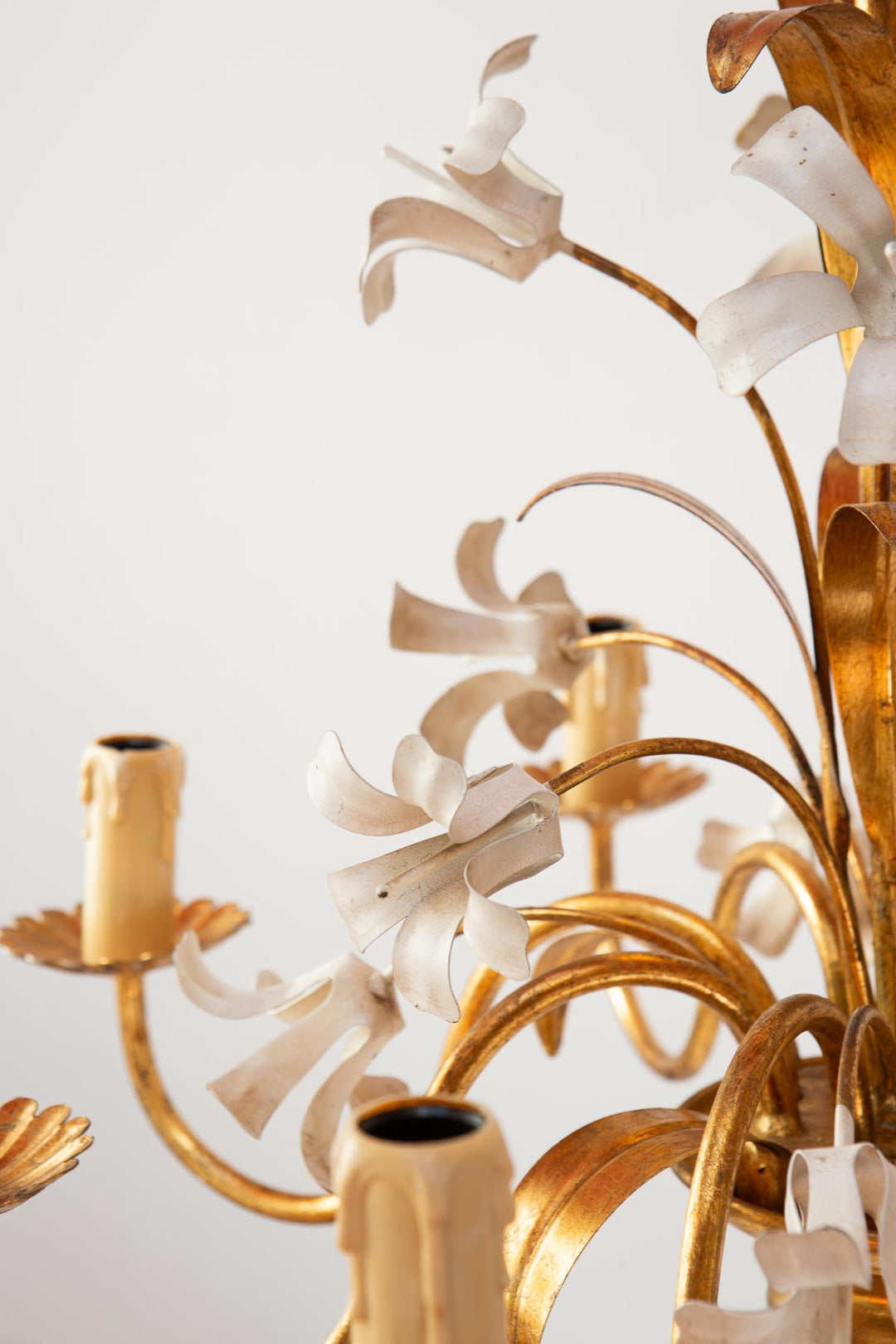 Gran lámpara de techo italiana metal dorado y flores blancas (⌀ 60 cm)