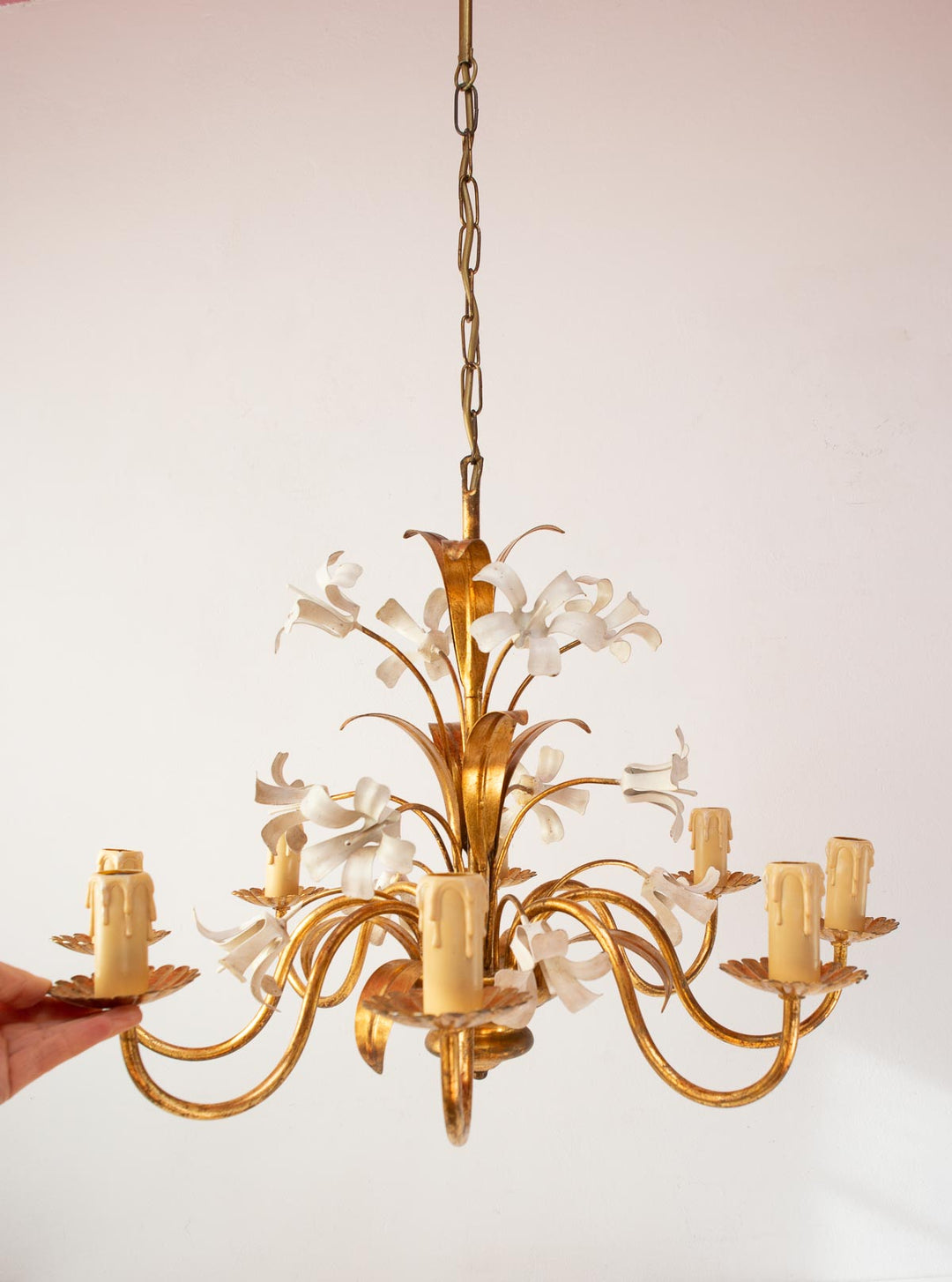 Gran lámpara de techo italiana metal dorado y flores blancas (⌀ 60 cm)