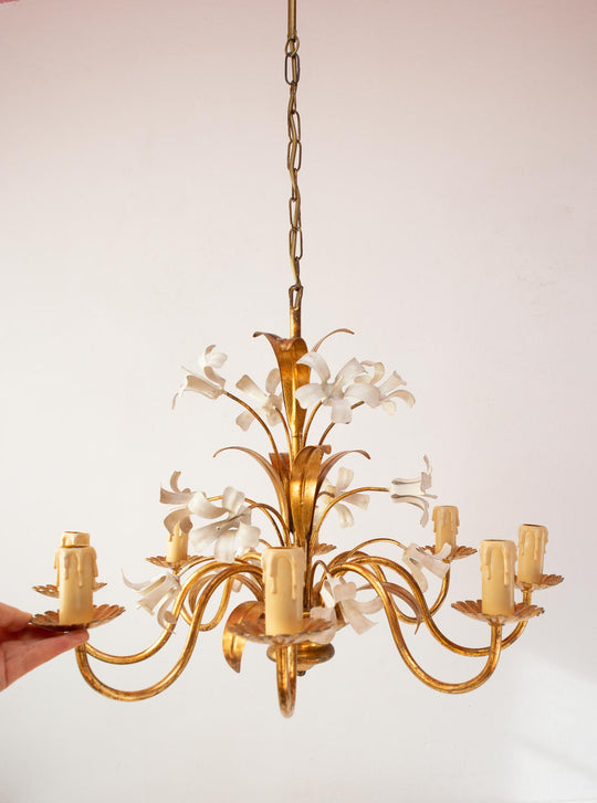 Gran lámpara de techo italiana metal dorado y flores blancas (⌀ 60 cm)