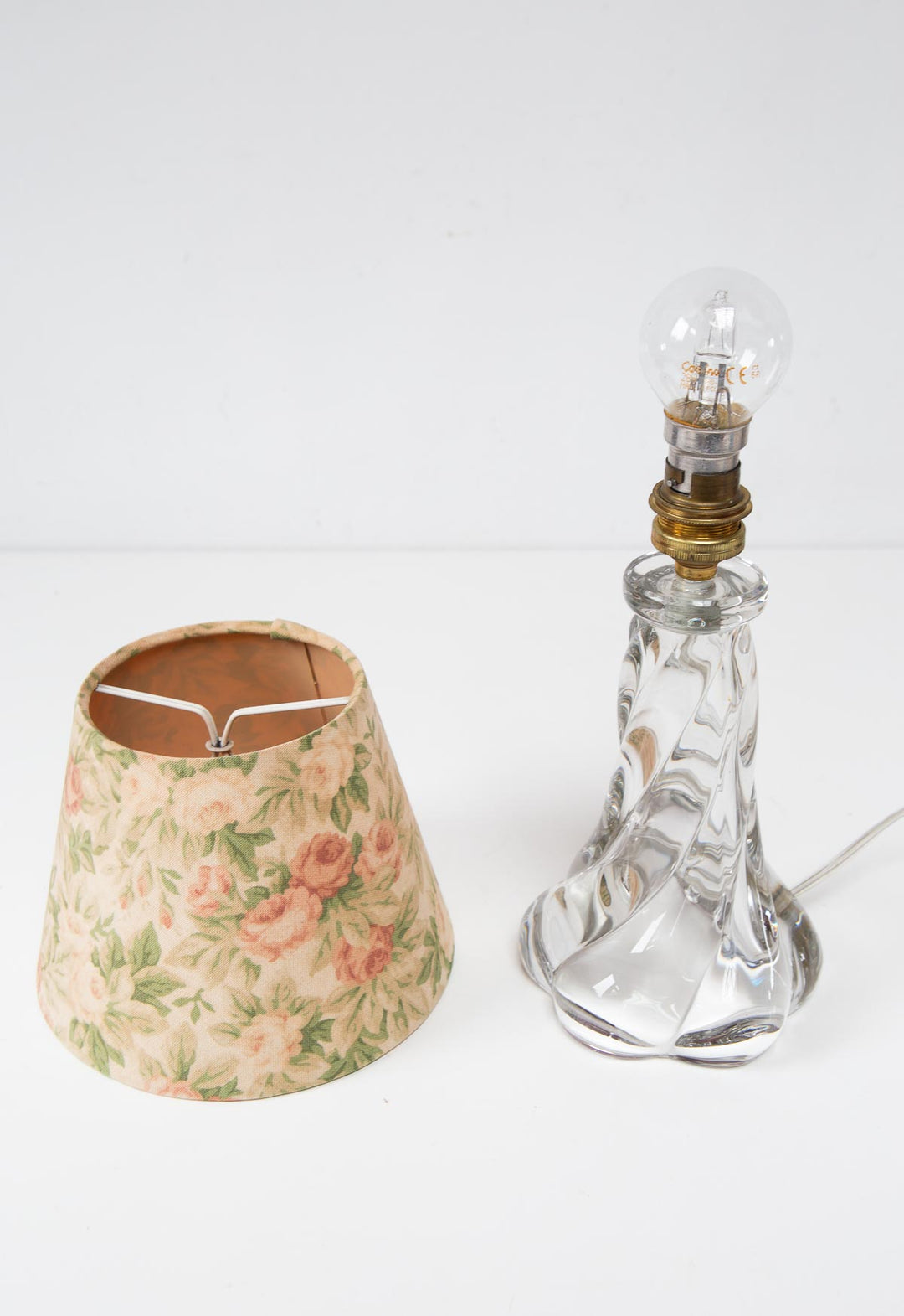 Lámpara mesa cristal francesa vintage con pantalla c. 1960s