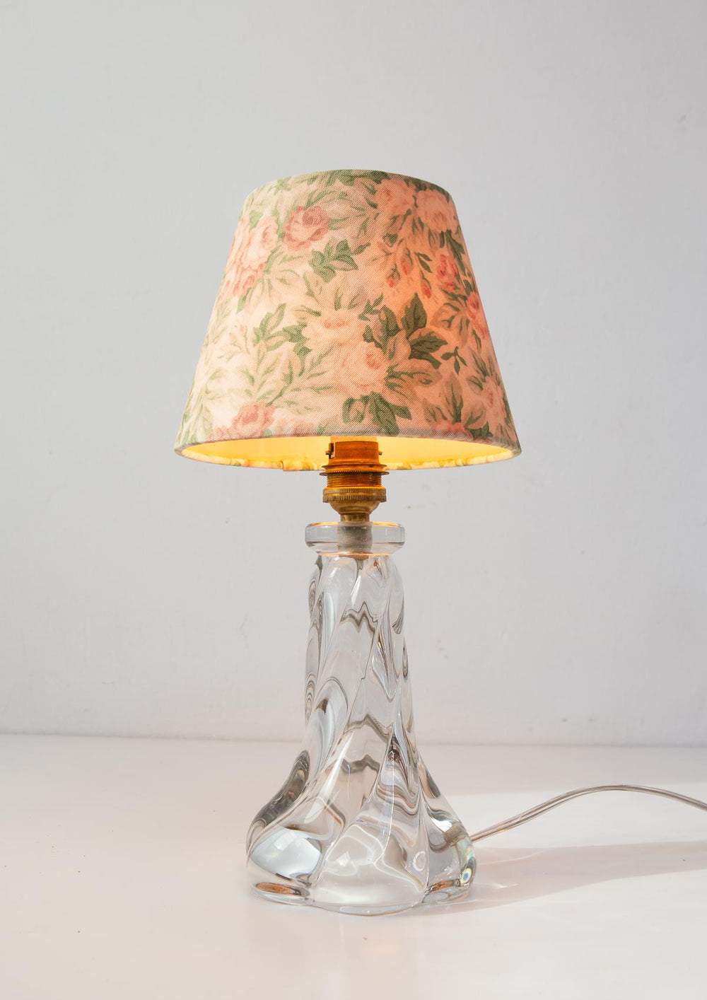 Lámpara mesa cristal francesa vintage con pantalla c. 1960s