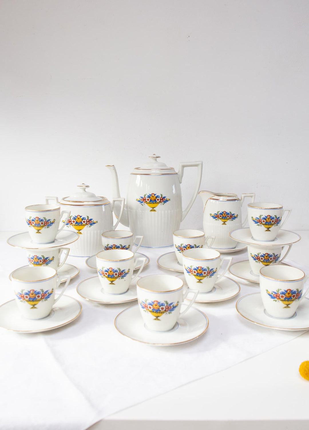 Juego de café porcelana T.L.B. Limoges cesta y flores (11 servicios)