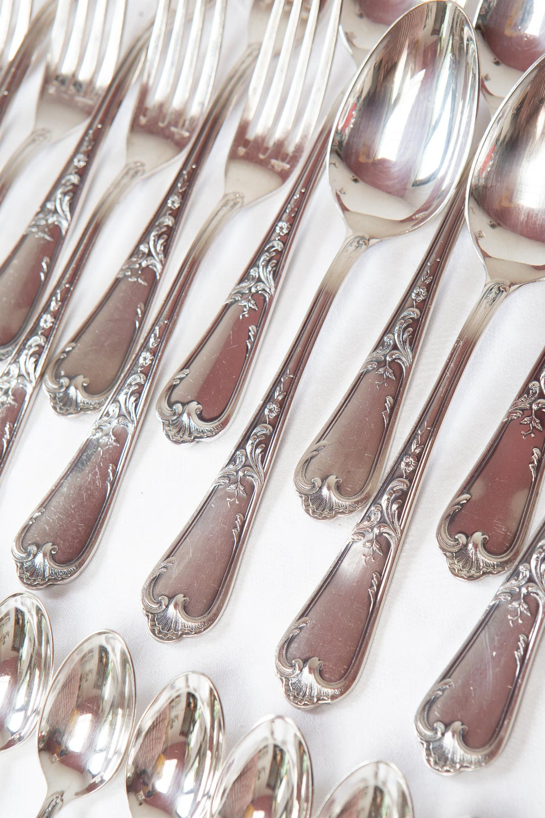 Antigua cubertería francesa ERCUIS para 12 estilo Louis XV, baño plata 100 (37 PIEZAS)
