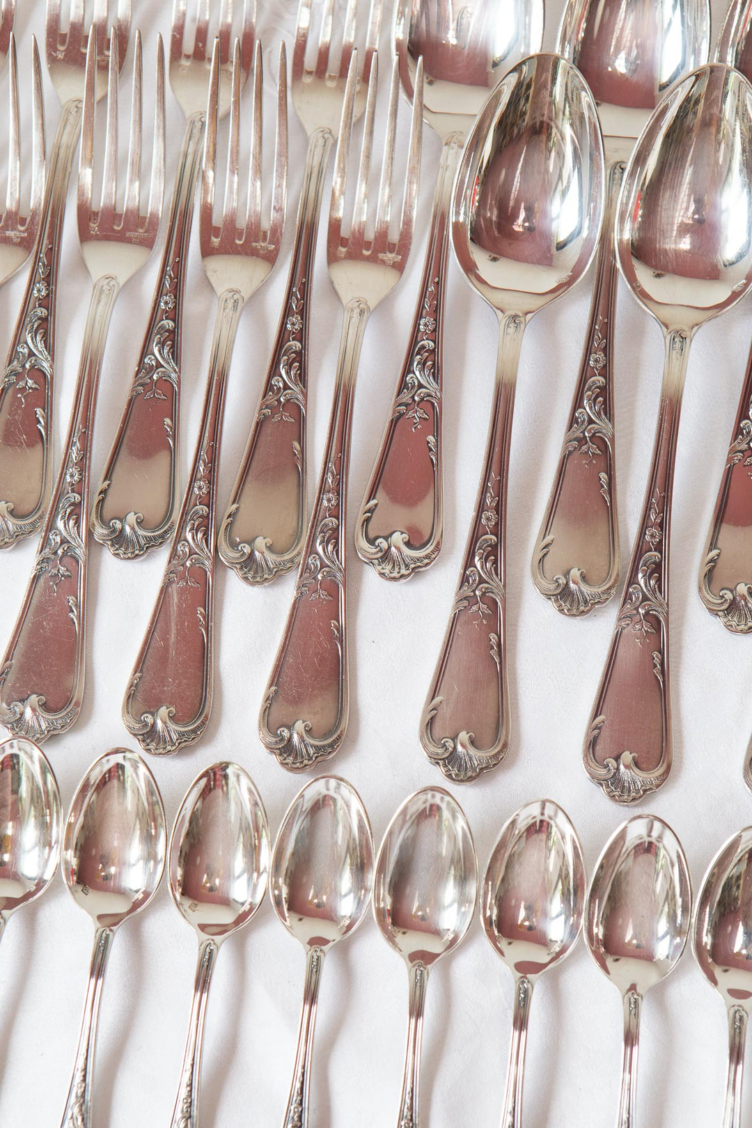 Antigua cubertería francesa ERCUIS para 12 estilo Louis XV, baño plata 100 (37 PIEZAS)