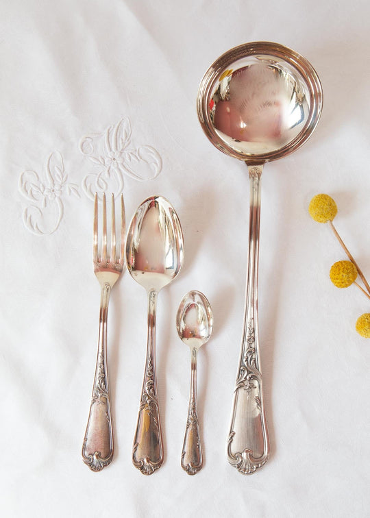 Antigua cubertería francesa ERCUIS para 12 estilo Louis XV, baño plata 100 (37 PIEZAS)