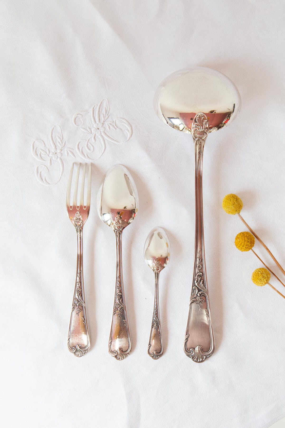 Antigua cubertería francesa ERCUIS para 12 estilo Louis XV, baño plata 100 (37 PIEZAS)