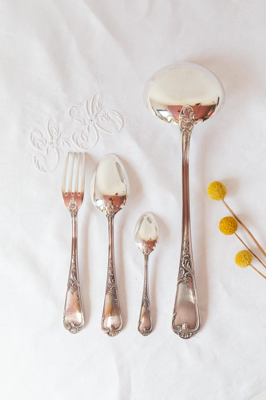 Antigua cubertería francesa ERCUIS para 12 estilo Louis XV, baño plata 100 (37 PIEZAS)